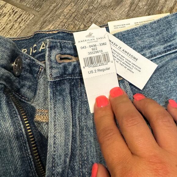 American Eagle NWT Relaxed Mom Jean Size 2/26W - Picture 2 of 9